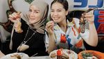Pesona Olla Ramlan Saat Jajan Pentol hingga Makan Pecel Lele
