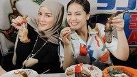 Tak hanya di restoran, wanita kelahiran 1980 itu juga pernah makan pece lele. Bersama Nagita Slavina ia memamerkan lele gorengnya. Foto: Instagram @ollaramlan