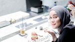 Pesona Olla Ramlan Saat Jajan Pentol hingga Makan Pecel Lele