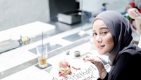 Mulai berhijab tahun 2019, Olla Ramlan sempat memamerkan penampilan menawan. Begini posenya saat memegang kue ulang tahun. Foto: Instagram @ollaramlan