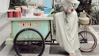Salah satunya ketika berpose di depan gerobak pentol. Ia seolah menjadi penjual pentol. Foto: Instagram @ollaramlan