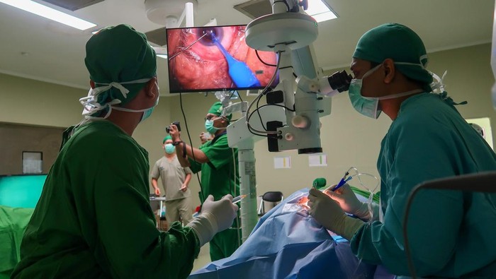 Operasi mata katarak gratis di Banyuwangi Petugas kesehatan mendata pasien yang telah menjalani operasi mata katarak di Rumah Sakit AL Huda Genteng, Banyuwangi, Jawa Timur, Sabtu (21/6/2025). Sebanyak lima dokter spesialis mata dari RS Mata Undaan Surabaya dan RS AL-Huda Banyuwangi melakukan operasi katarak terhadap 50 pasien dalam program bakti sosial layanan kesehatan mata gratis karena katarak masih menjadi penyebab utama kebutaan di Indonesia yang menyumbang lebih dari 80 persen kasus terutama pada lansia dan masyarakat dengan akses terbatas terhadap layanan medis. ANTARA FOTO/Budi Candra Setya/tom.