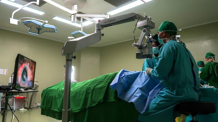 Petugas kesehatan mendata pasien yang telah menjalani operasi mata katarak di Rumah Sakit AL Huda Genteng, Banyuwangi, Jawa Timur, Sabtu (21/6/2025). Sebanyak lima dokter spesialis mata dari RS Mata Undaan Surabaya dan RS AL-Huda Banyuwangi melakukan operasi katarak terhadap 50 pasien dalam program bakti sosial layanan kesehatan mata gratis karena katarak masih menjadi penyebab utama kebutaan di Indonesia yang menyumbang lebih dari 80 persen kasus terutama pada lansia dan masyarakat dengan akses terbatas terhadap layanan medis. ANTARA FOTO/Budi Candra Setya/tom.