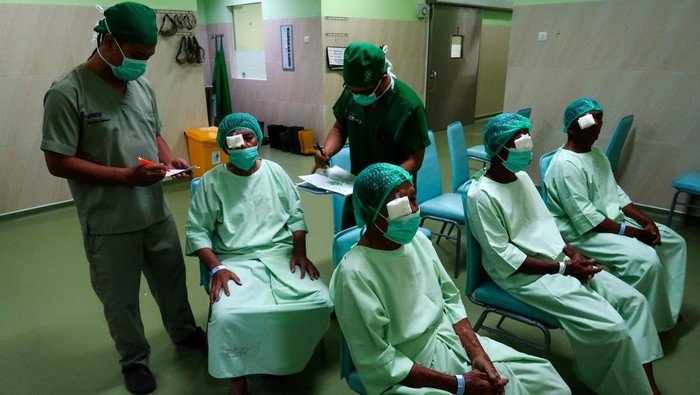 Operasi mata katarak gratis di Banyuwangi Petugas kesehatan mendata pasien yang telah menjalani operasi mata katarak di Rumah Sakit AL Huda Genteng, Banyuwangi, Jawa Timur, Sabtu (21/6/2025). Sebanyak lima dokter spesialis mata dari RS Mata Undaan Surabaya dan RS AL-Huda Banyuwangi melakukan operasi katarak terhadap 50 pasien dalam program bakti sosial layanan kesehatan mata gratis karena katarak masih menjadi penyebab utama kebutaan di Indonesia yang menyumbang lebih dari 80 persen kasus terutama pada lansia dan masyarakat dengan akses terbatas terhadap layanan medis. ANTARA FOTO/Budi Candra Setya/tom.
