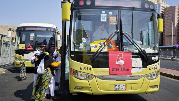 Jamaah haji Indonesia antre memasuki bus Shalawat seusai beribadah di Masjidil Haram di terminal Shib Amir, Makkah, Arab Saudi, Sabtu (21/6/2025). Operasional bus Shalawat akan berhenti per 2 Juli 2025 yakni pada saat jamaah haji Indonesia terakhir berada di Makkah. ANTARA FOTO/Andika Wahyu.
