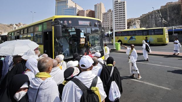 Operasional bus Shalawat berakhir 2 Juli 2025 Jamaah haji Indonesia antre memasuki bus Shalawat seusai beribadah di Masjidil Haram di terminal Shib Amir, Makkah, Arab Saudi, Sabtu (21/6/2025). Operasional bus Shalawat akan berhenti per 2 Juli 2025 yakni pada saat jamaah haji Indonesia terakhir berada di Makkah. ANTARA FOTO/Andika Wahyu.