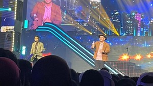 Piyu dan Fadly pun tampak saling berinteraksi, bahkan ketika Piyu dan Fadly tengah mengganti gitar mereka. Fadly sempat menyapa Piyu dengan memegang bahu sang gitaris. Foto: Pingkan/detikcom