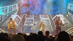 Begitu Indah Fadly dan Piyu Padi Reborn Sepanggung di Allo Bank Festival 2025