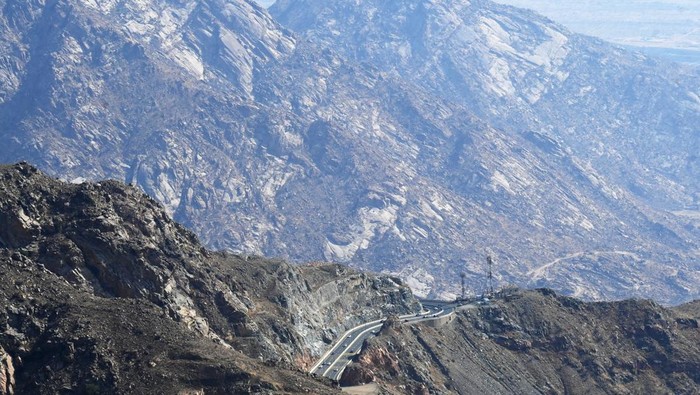 Panorama pegunungan Al Hada di Taif Kendaraan melaju di jalan raya kawasan pegunungan Al Hada, Taif, Arab Saudi, Jumat (20/6/2025). Jalan raya yang sebagian berada di ketinggian 2.177 meter di atas permukaan laut tersebut menghubungkan Kota Makkah dan Kota Taif yang merupakan salah satu destinasi wisata favorit yang menawarkan panorama dan cuaca sejuk khas pegunungan. ANTARA FOTO/Andika Wahyu/YU
