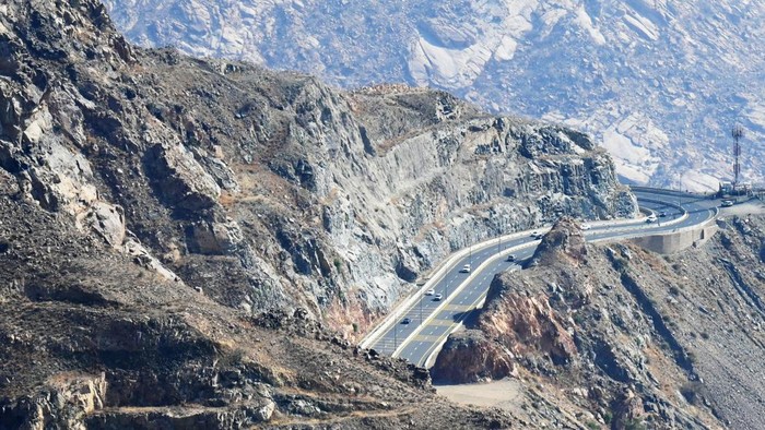 Panorama pegunungan Al Hada di Taif Kendaraan melaju di jalan raya kawasan pegunungan Al Hada, Taif, Arab Saudi, Jumat (20/6/2025). Jalan raya yang sebagian berada di ketinggian 2.177 meter di atas permukaan laut tersebut menghubungkan Kota Makkah dan Kota Taif yang merupakan salah satu destinasi wisata favorit yang menawarkan panorama dan cuaca sejuk khas pegunungan. ANTARA FOTO/Andika Wahyu/YU