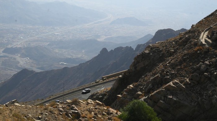 Panorama pegunungan Al Hada di Taif Kendaraan melaju di jalan raya kawasan pegunungan Al Hada, Taif, Arab Saudi, Jumat (20/6/2025). Jalan raya yang sebagian berada di ketinggian 2.177 meter di atas permukaan laut tersebut menghubungkan Kota Makkah dan Kota Taif yang merupakan salah satu destinasi wisata favorit yang menawarkan panorama dan cuaca sejuk khas pegunungan. ANTARA FOTO/Andika Wahyu/YU