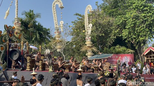 Parade tarian pada pawai Pesta Kesenian Bali (PKB) 2025 di Denpasar, Sabtu (21/6/2025).