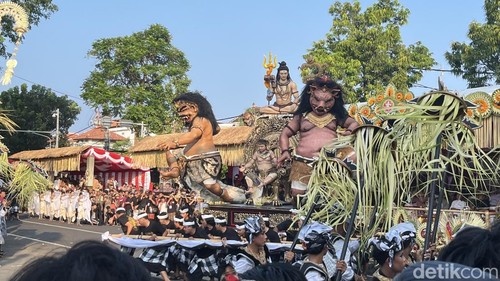 Parade tarian pada pawai Pesta Kesenian Bali (PKB) 2025 di Denpasar, Sabtu (21/6/2025).
