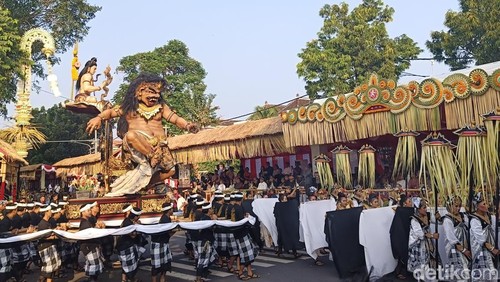Pawai pembukaan Pesta Kesenian Bali (PKB) 2025 di Renon, Denpasar, Sabtu (21/6/2025).