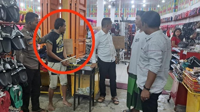 Pelaku pencuri kotak amal saat dibawa ke tempat kejadian perkara (TKP) di Takalar.