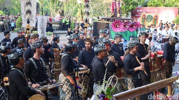 Penampilan para warga asing di pawai Pesta Kesenian Bali (PKB) 2025 di Denpasar, Sabtu (21/6/2025).