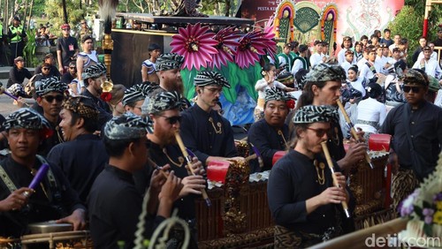 Penampilan para warga asing di pawai Pesta Kesenian Bali (PKB) 2025 di Denpasar, Sabtu (21/6/2025).