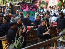 Atraksi Bule Main Gamelan Curi Perhatian di Pawai Pesta Kesenian Bali 2025