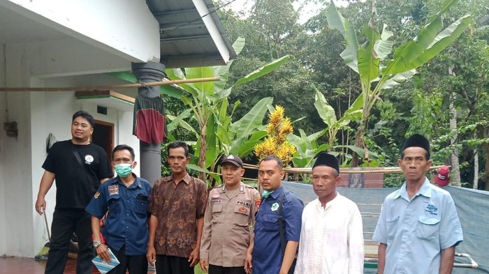 Tim Polsek Cipari saat menangani laporan soal temuan seorang warga yang meninggal di sawah di Kecamatan Cipari.