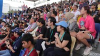 Begini penampakan tribun 2C yang ditempati pengunjung VIP. Bangku penonton nampak penuh sesak! Foto: Septian Farhan Nurhuda/detik.com
