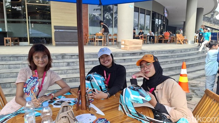 Penonton Formula E Jakarta, Lidya (25) asal Surabaya (tengah) (foto: Brigitta Belia/detikcom)