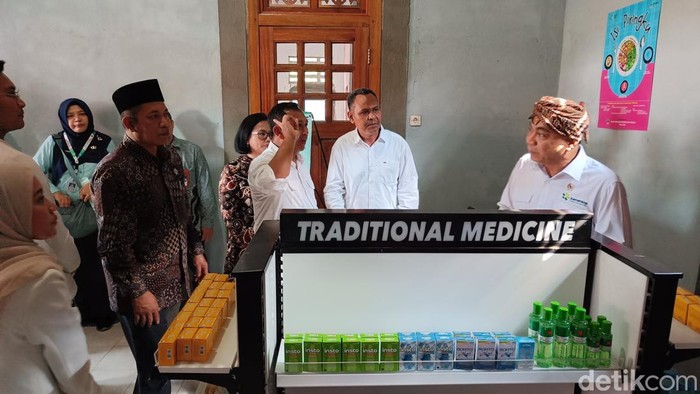 Menkop Budi Arie Setiadi meninjau produk koperasi merah putih Desa Dawuhan, Kecamatan Banyumas, Kabupaten Banyumas yang baru saja diresmikan, Sabtu (21/6/2025).