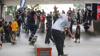 Sejumlah skater menunjukkan aksi mereka saat memperingati Go Skateboarding Day di Slipi Skate Park, Jakarta, Sabtu (21/6/2025). ANTARA FOTO/ASPRILLA DWI ADHA
