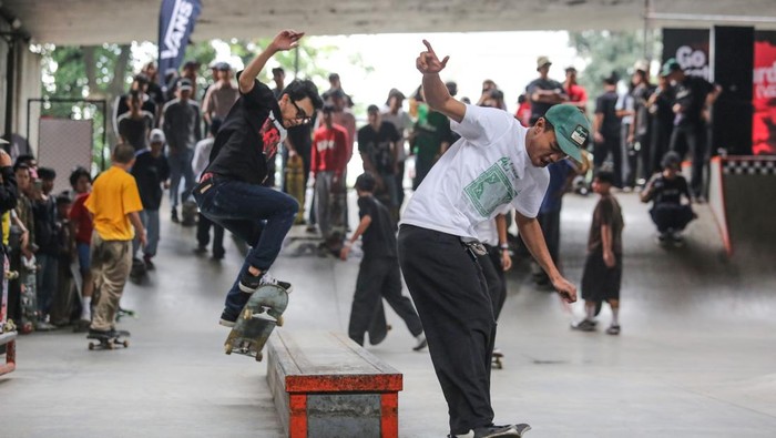 Aksi penggemar papan luncur atau skateboard pada Go Skateboarding Day di Slipi Skate Park, Jakarta, Sabtu (21/6/2025). Dalam rangka memperingati Hari Skateboarding Sedunia komunitas penggemar papan luncur atau Skateboard menggelar Go Skateboarding Day dengan tujuan mepererat komunitas, memajukan olahraga skateboard, dan bertukar ilmu. ANTARA FOTO/Asprilla Dwi Adha/rwa.