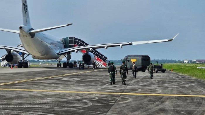 Personel TNI berjalan menuju pesawat Saudi yang menerima ancaman bom. (Foto: dok Kodam I/BB). Personel TNI berjalan menuju pesawat Saudi yang menerima ancaman bom. (Foto: dok Kodam I/BB).