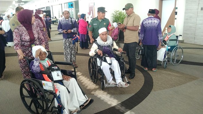 Personel TNI evakuasi jemaah haji penumpang maskapai Saudi yang mendarat di Bandara Kualanamu karena adanya ancaman bom. (Foto: dok Kodam I/BB).