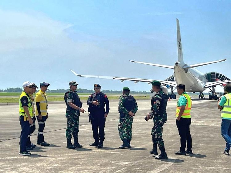 Potret TNI Periksa Pesawat Mendarat Darurat di Kualanamu gegara Ancaman Bom
