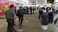 Personel TNI Kodam I Bukit Barisan membantu penumpang melakukan pemeriksaan barang di X-ray. (Foto: dok Kodam I/BB).