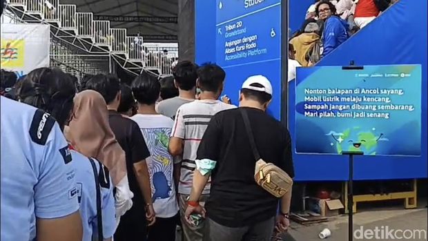 Petugas menawarkan penukaran upgrade tiket gratis Formula E dari kelas festival ke grandstand. (Brigitta/detikcom)