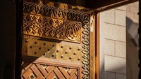 Seluruh pintu tersebut dibuat dari lebih dari 1.600 meter kubik kayu jati premium. Masing-masing terdiri atas lebih dari 1.500 keping tembaga berlapis emas, dengan ukiran kaligrafi indah bertuliskan Muhammad, Utusan Allah SWT dalam desain melingkar. Foto: Spa.gov.sa Foto: Spa.gov.sa