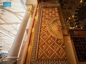 Kemegahan Pintu Masjid Nabawi, Dibuat dari Kayu Jati dan Tembaga Berlapis Emas