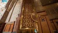 Pintu Masjid Nabawi dibuat dengan dimensi luar biasa-lebar 3 meter, tinggi 6 meter, dan ketebalan lebih dari 13 sentimeter-masing-masing pintu memiliki bobot sekitar 1,25 ton. Namun, berkat mekanisme khusus, pintu-pintu ini tetap dapat dibuka dan ditutup dengan mudah hanya dengan satu tangan. Foto: Spa.gov.sa