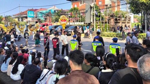 Polisi berjaga untuk pengamanan pawai pembukaan Pesta Kesenian Bali (PKB) 2025 di Denpasar, Sabtu (21/6/2025).