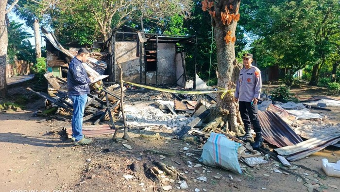 Polisi mendatangi rumah kayu di Palembang yang ludes terbakar