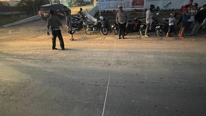 Polisi saat melakukan olah TKP pemotor tewas usai tabrak kendaraan lain yang hendak pindah lajur