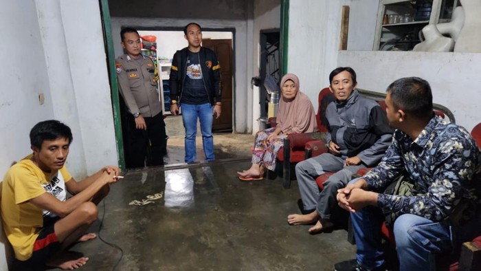 Polisi saat mendatangi rumah korban