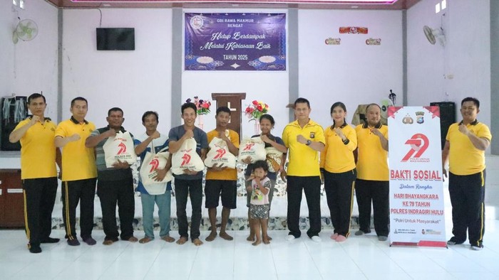 Polres Inhu membagikan sembako dan bersih-bersih di rumah ibadah, dalam rangka menyambut HUT Bhayangkara, pada Jumat (20/6/2025).
