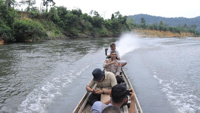 Polres Kampar melakukan patroli jelajah sungai untuk mengajak masyarakat melestarikan hutan Rimbang Baling, pada Sabtu (20/6/2025).