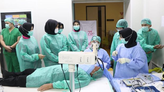 Polres Metro Tangerang Kota menggelar operasi katarak gratis dalam memperingati HUT Bhayangkara ke-79