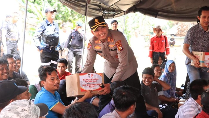 Polres Siak turun memberikan bantuan sosial kepada warga korban kericuhan di PT SSL. Kegaiatan yang digelar pada Jumat (20/6/2025) ini dihadiri Kapolres Siak AKBP Eka Ariandy Putra.