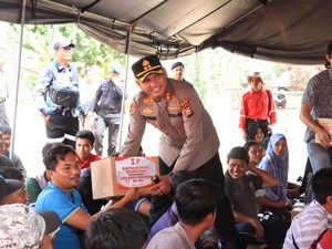 HUT Bhayangkara, Polres Siak Turun Beri Bansos ke Korban Kericuhan di PT SSL