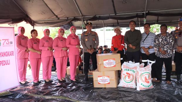 Polres Siak turun memberikan bantuan sosial kepada warga korban kericuhan di PT SSL. Kegaiatan yang digelar pada Jumat (20/6/2025) ini dihadiri Kapolres Siak AKBP Eka Ariandy Putra.