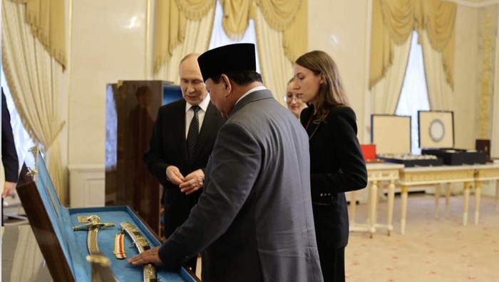 Prabowo dan Putin saling bertukar cindera mata.