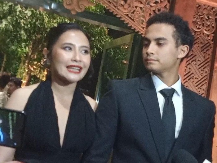 Prilly Latuconsina dan Omara Esteghlal datang ke pernikahan Al Ghazali dan Alyssa Daguise di JCC Senayan, Jakarta Pusat.