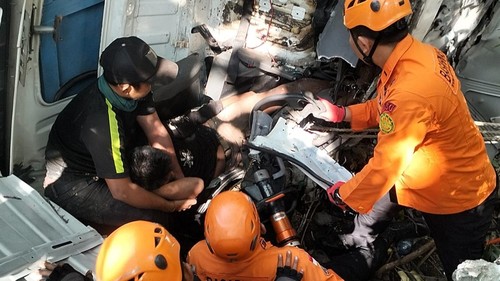 Proses evakuasi sopir truk yang terperosok ke jurang di kawasan Padang-Padang, Desa Pecatu, Kuta Selatan, Bali, Sabtu (21/6/2025). (Foto: Dok. Kantor Pencarian dan Pertolongan Denpasar)