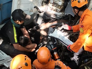 Truk Angkut Pasir Terperosok ke Jurang Pecatu, Sopir Terjepit-Patah Kaki